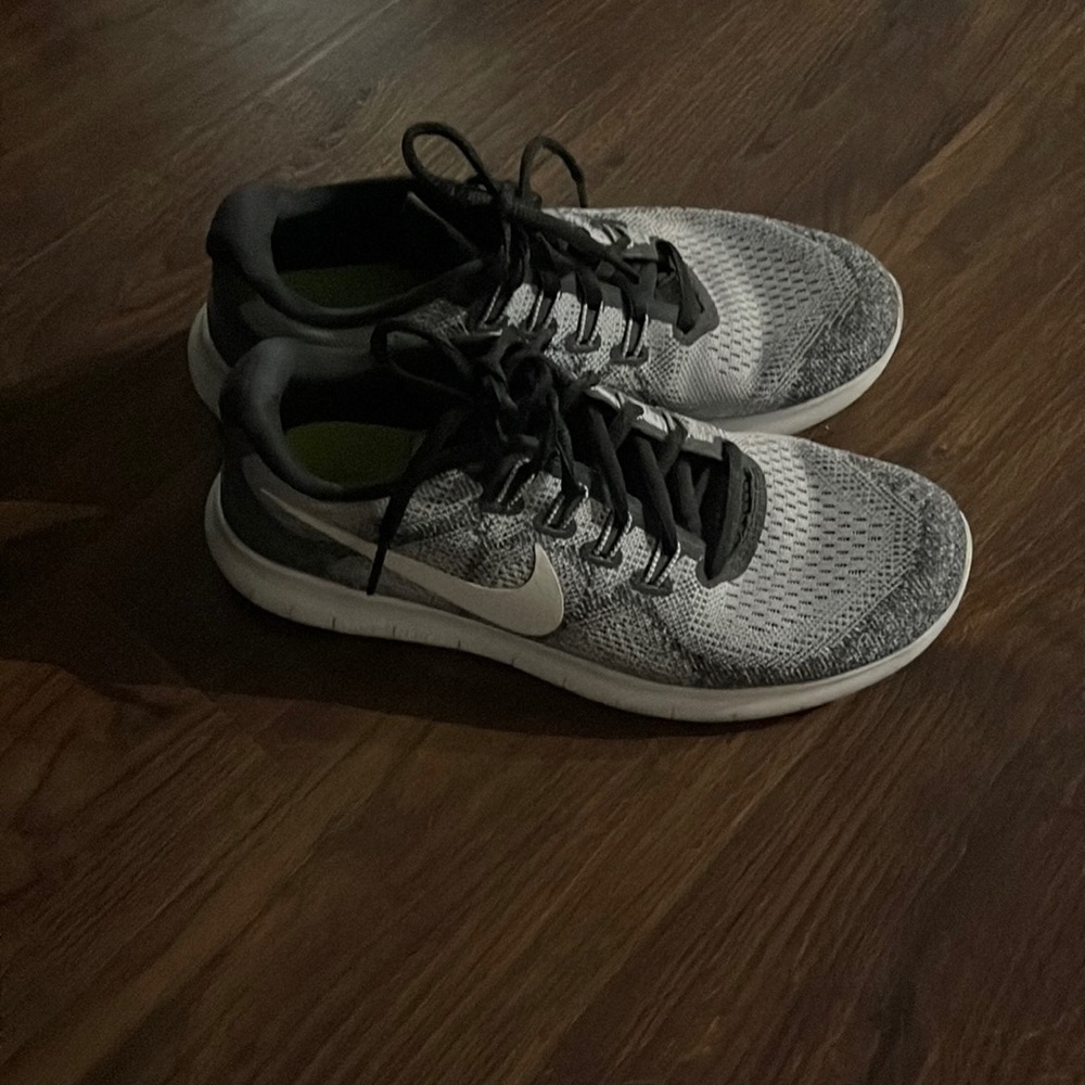Nike free runs black and white in perfect condition barely worn